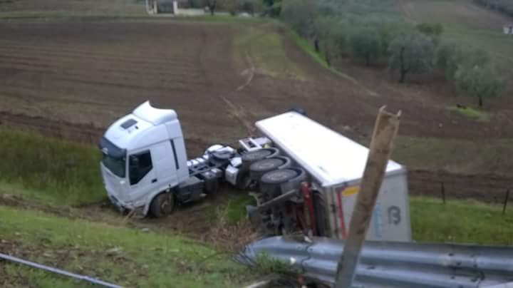 CAMION A LAVELLO FINISCE FUORI STRADA