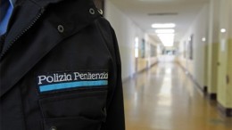 HANNO CERCATO DI STRANGOLARE UNA POLIZIOTTA!