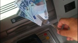 CLIENTI TRUFFATI AI BANCOMAT CON IL METODO DELLA "FORCHETTA". ECCO COME FUNZIONA!