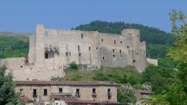 IL MERAVIGLIOSO CASTELLO DI BRIENZA DIVENTA UN PARCO MONUMENTALE E ...
